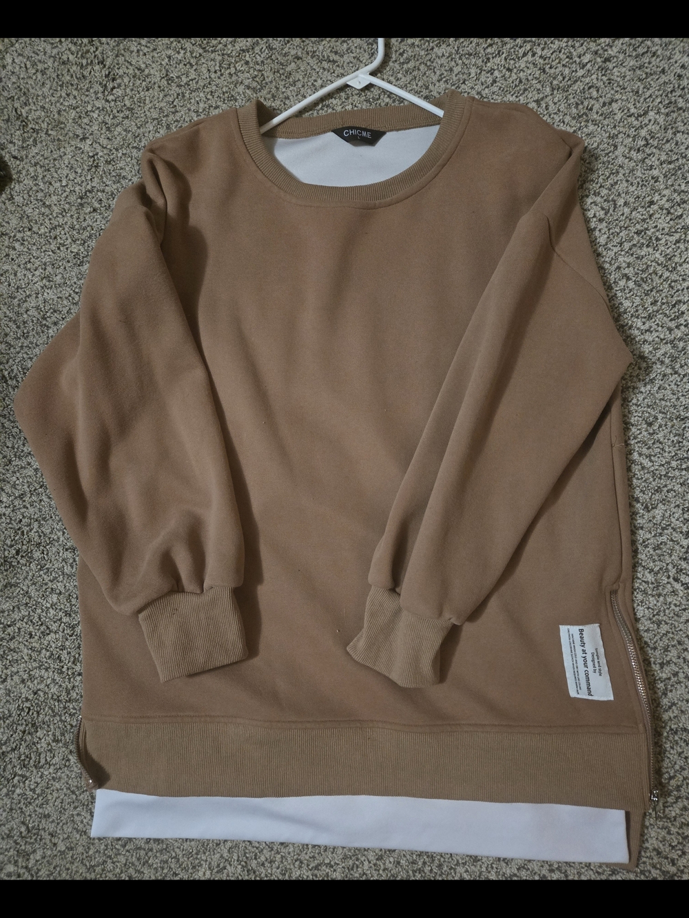 chic Women's Crewneck Sweatshirt in Camel Brown